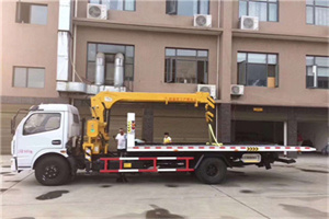 松岭附近汽车轮胎更换